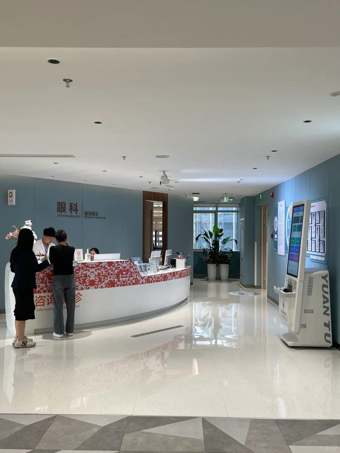 去检查视力了?专业的事果然要交给专业的人