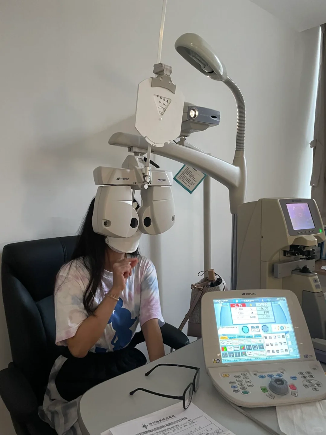 去检查视力了?专业的事果然要交给专业的人