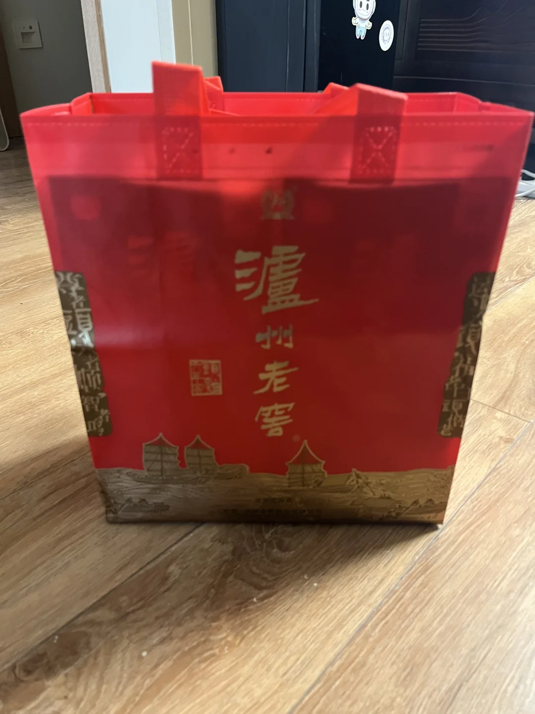 不是酒鬼却天天搞酒的理由是？