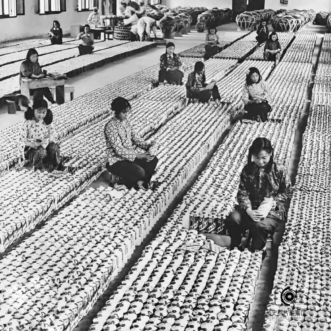 1950s，贵州茅台女工正在为瓶身贴商标