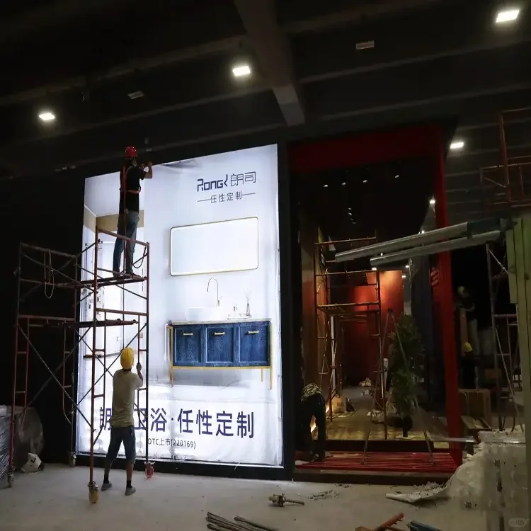 在展会搭建现场,我看到了成年人的不容易