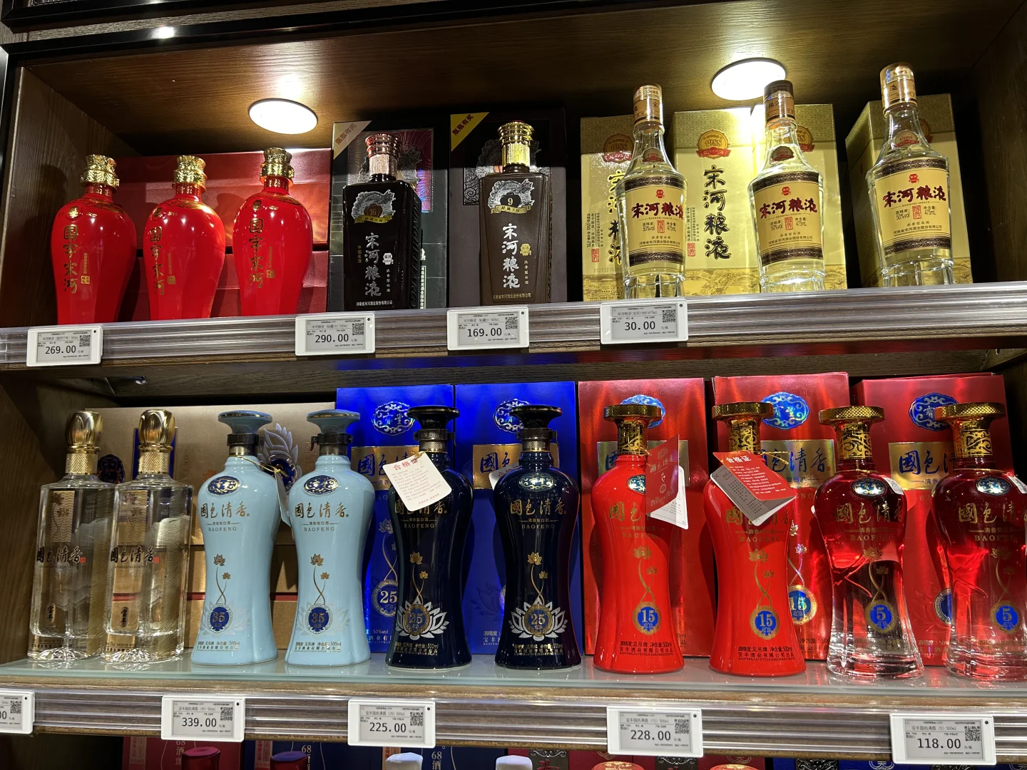 一颗豆带你们逛胖东来，今天看各种白酒～