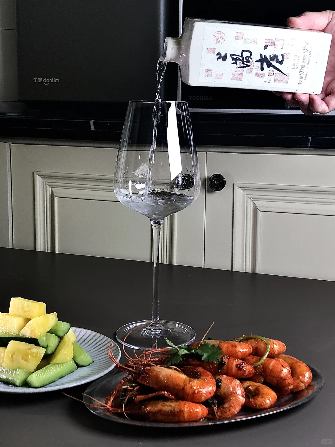 中年女人,晚上的快乐就该烟酒都来?