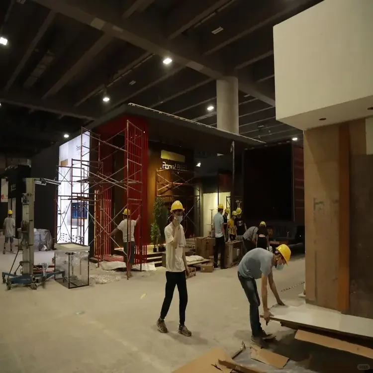 在展会搭建现场,我看到了成年人的不容易