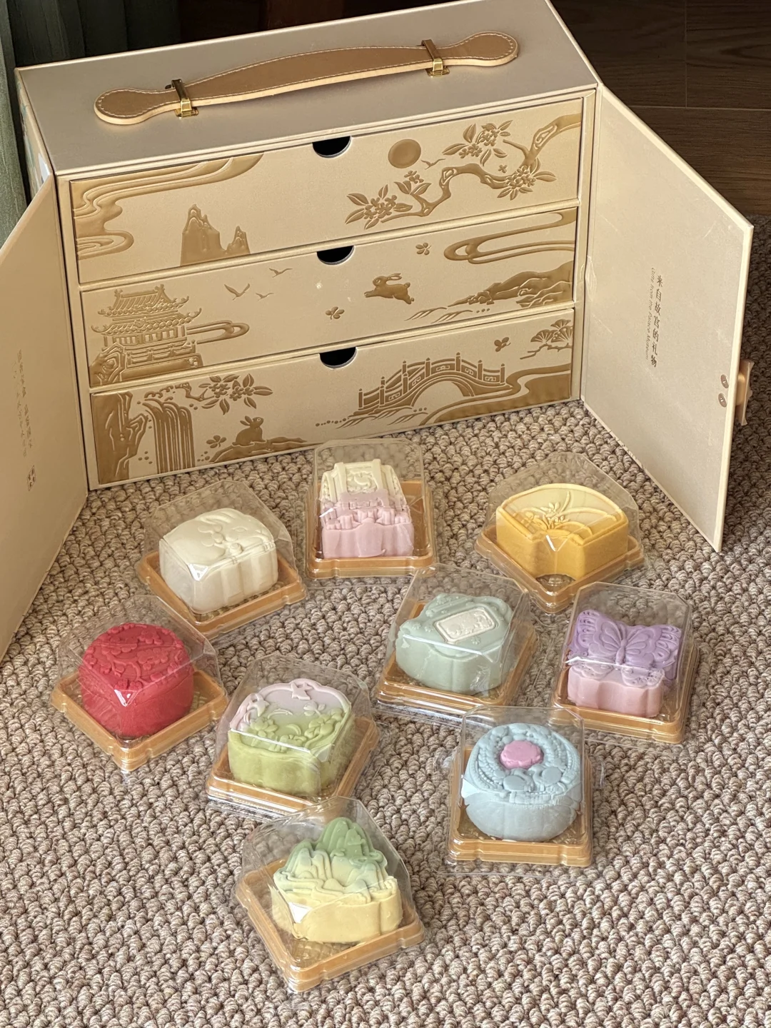 打开就不想送人的故宫月饼?