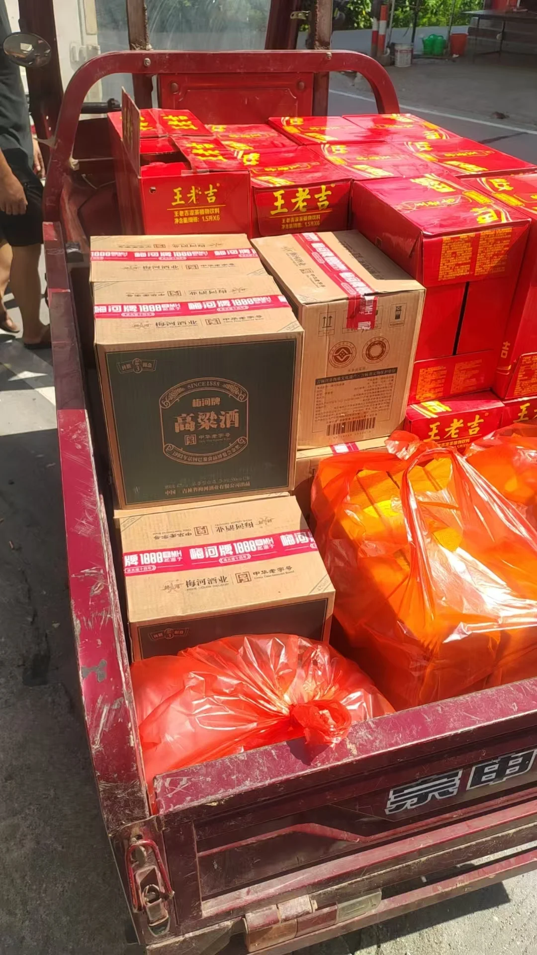 梅河酒的酿造工艺具有以下特点：- 原料