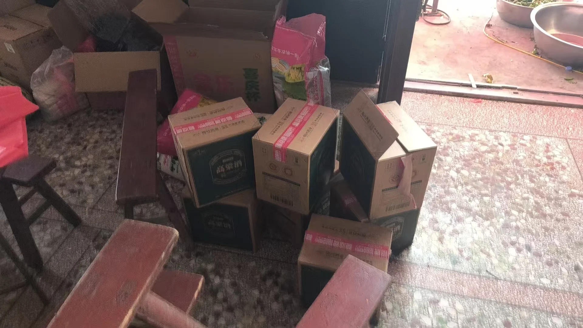 梅河酒的酿造工艺具有以下特点：- 原料