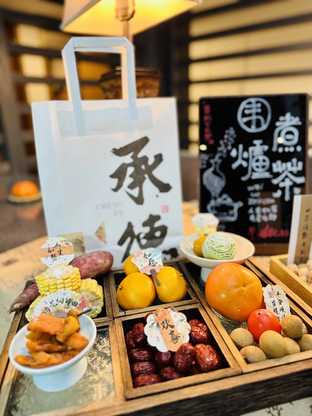 承德秋日顶流！银杏树下围炉撸小鹿