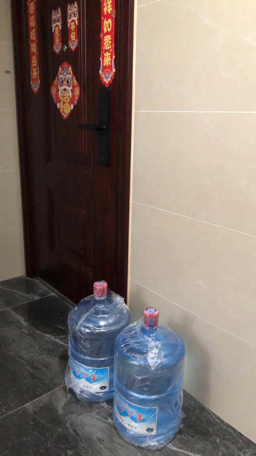 您好，水给您放门口了。