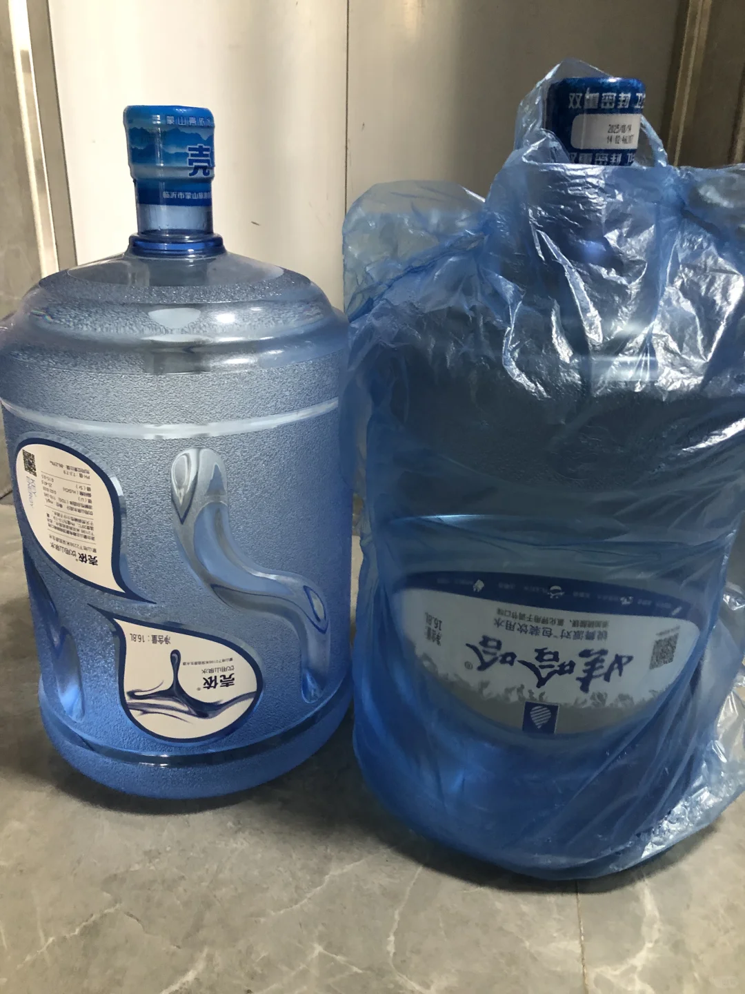 您好，水给您放门口了。