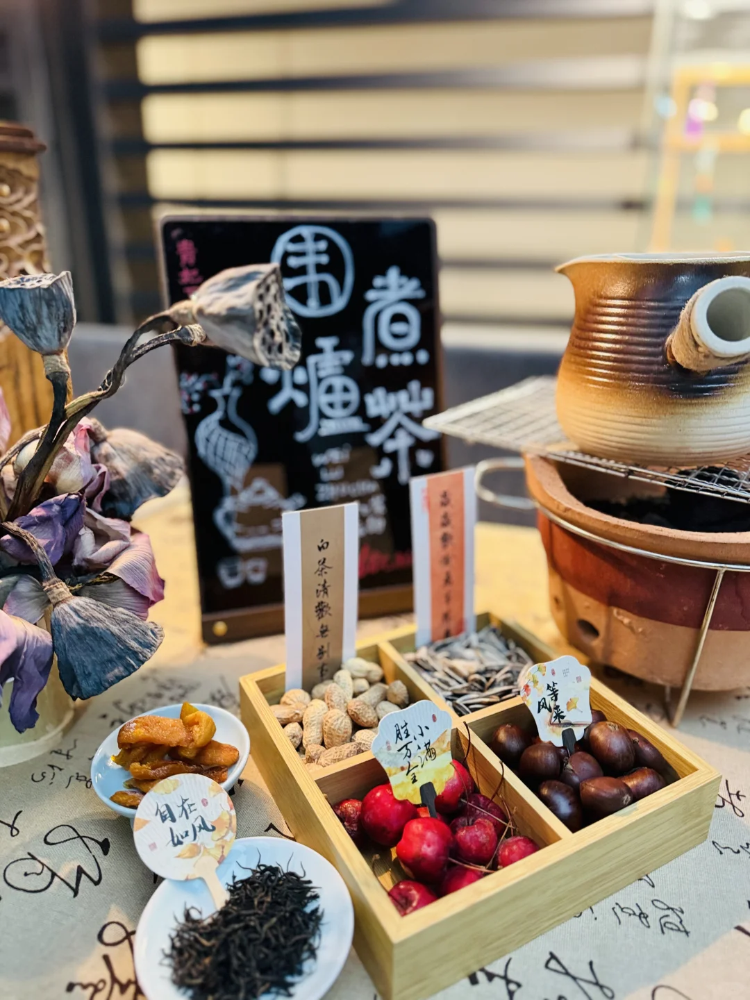 承德秋日顶流！银杏树下围炉撸小鹿