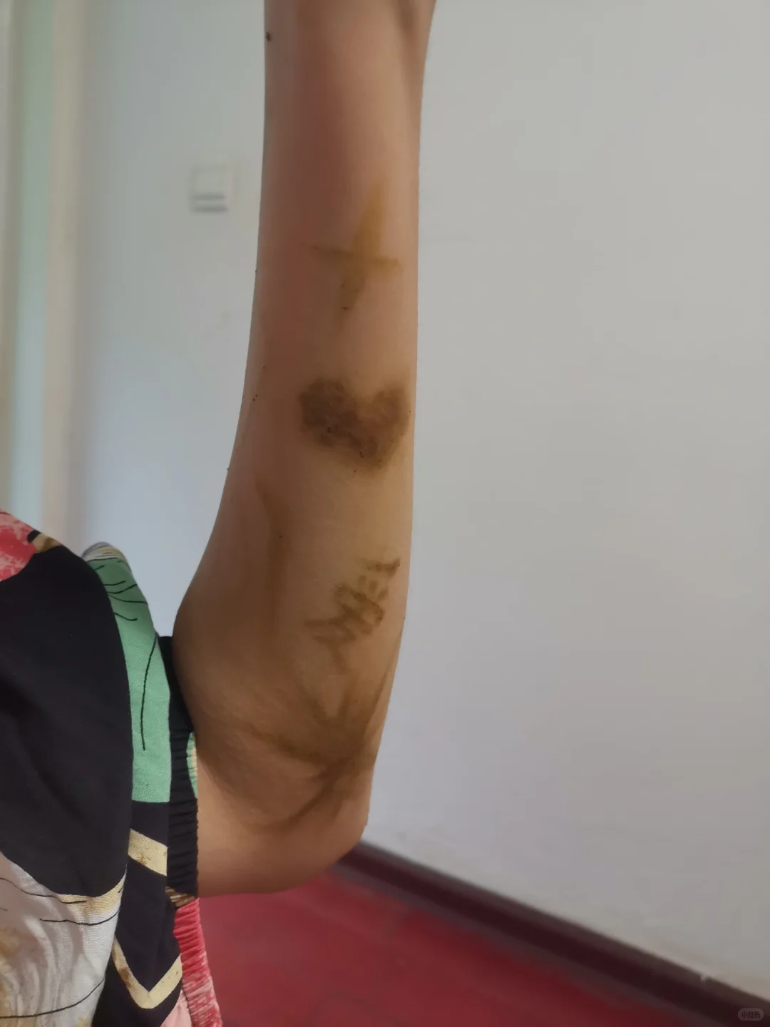 用核桃汁画了个半永久纹身