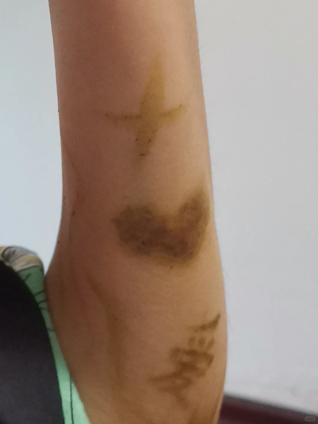 用核桃汁画了个半永久纹身