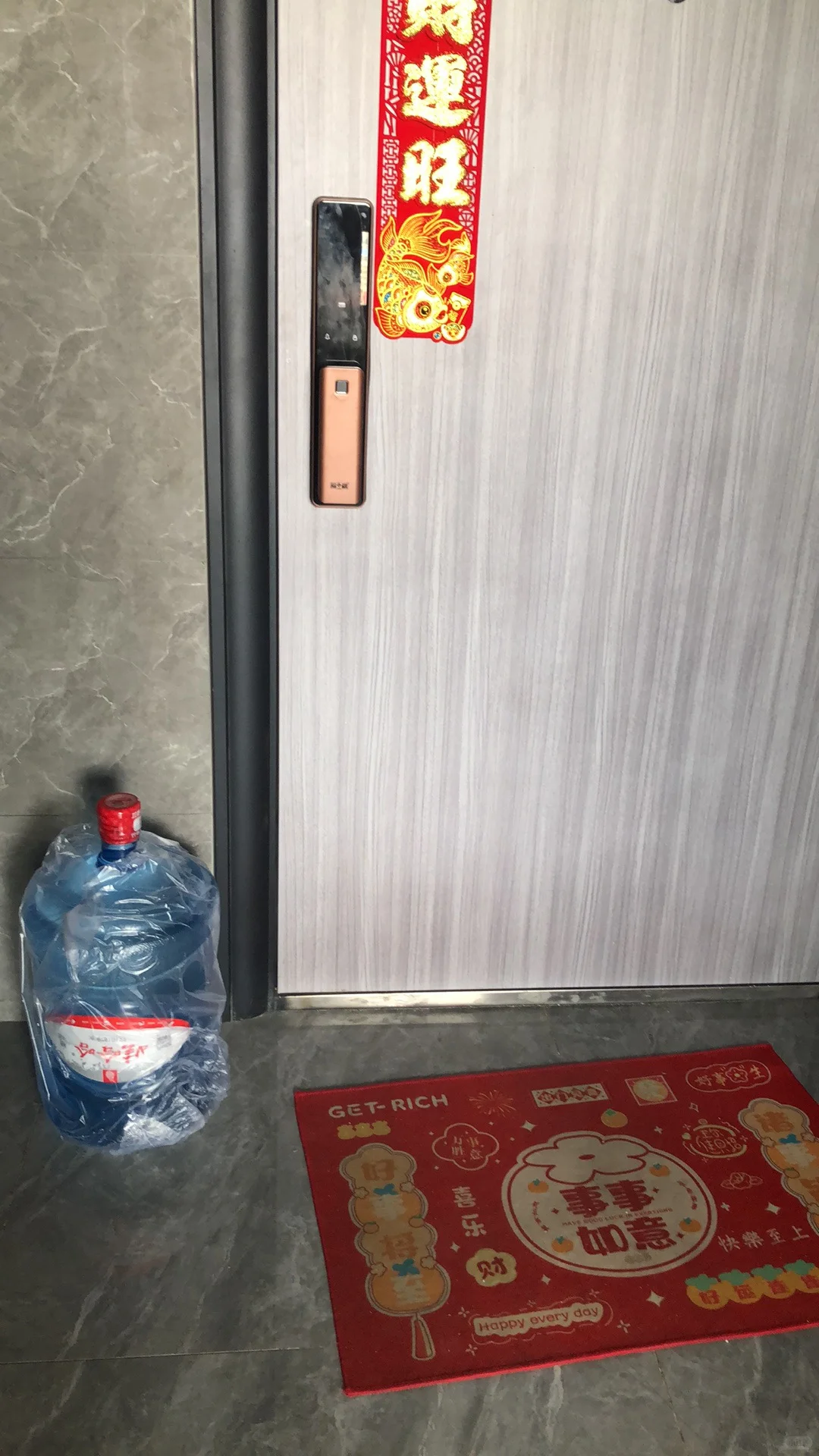 您好，水给您放门口了。