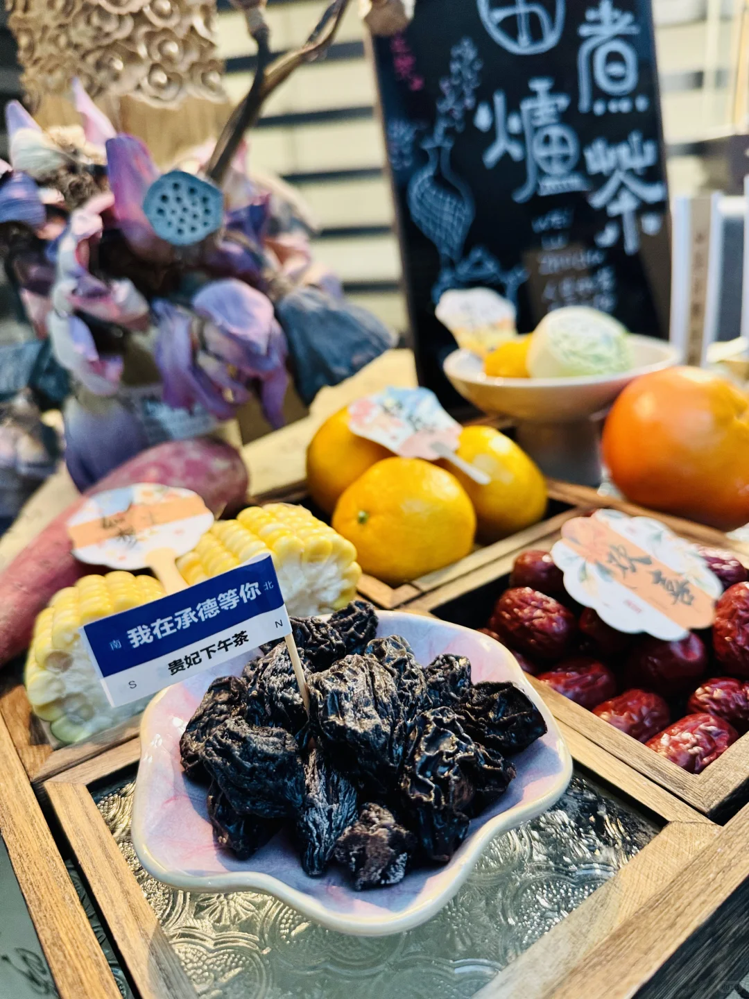 承德秋日顶流！银杏树下围炉撸小鹿