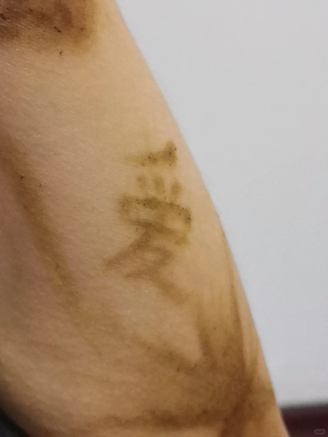 用核桃汁画了个半永久纹身