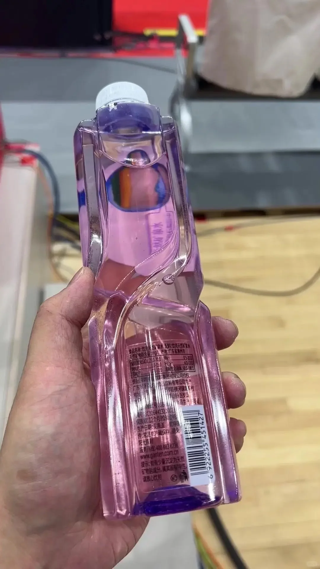 有没有发现球员都在喝五颜六色的水?