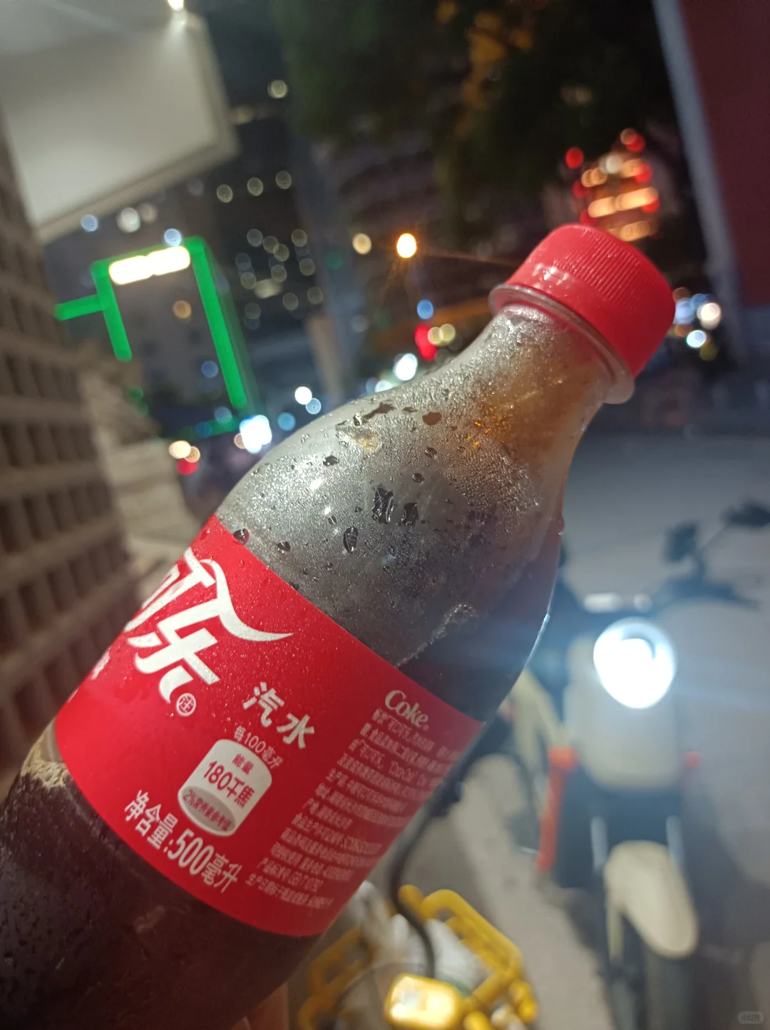 别人都是喝冰镇可乐，而我更喜欢冰冻可乐