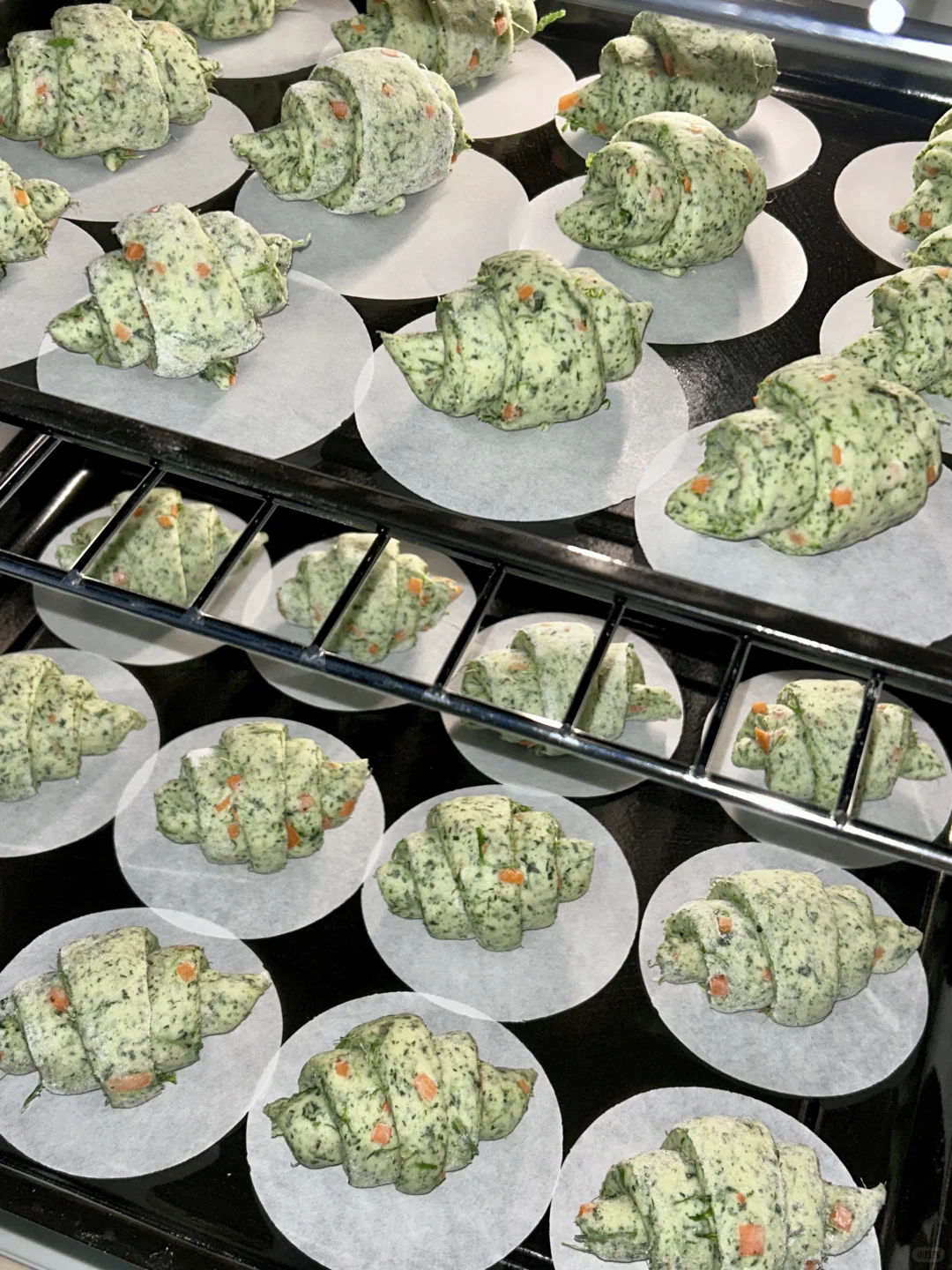 把蔬菜?揉进面皮里?