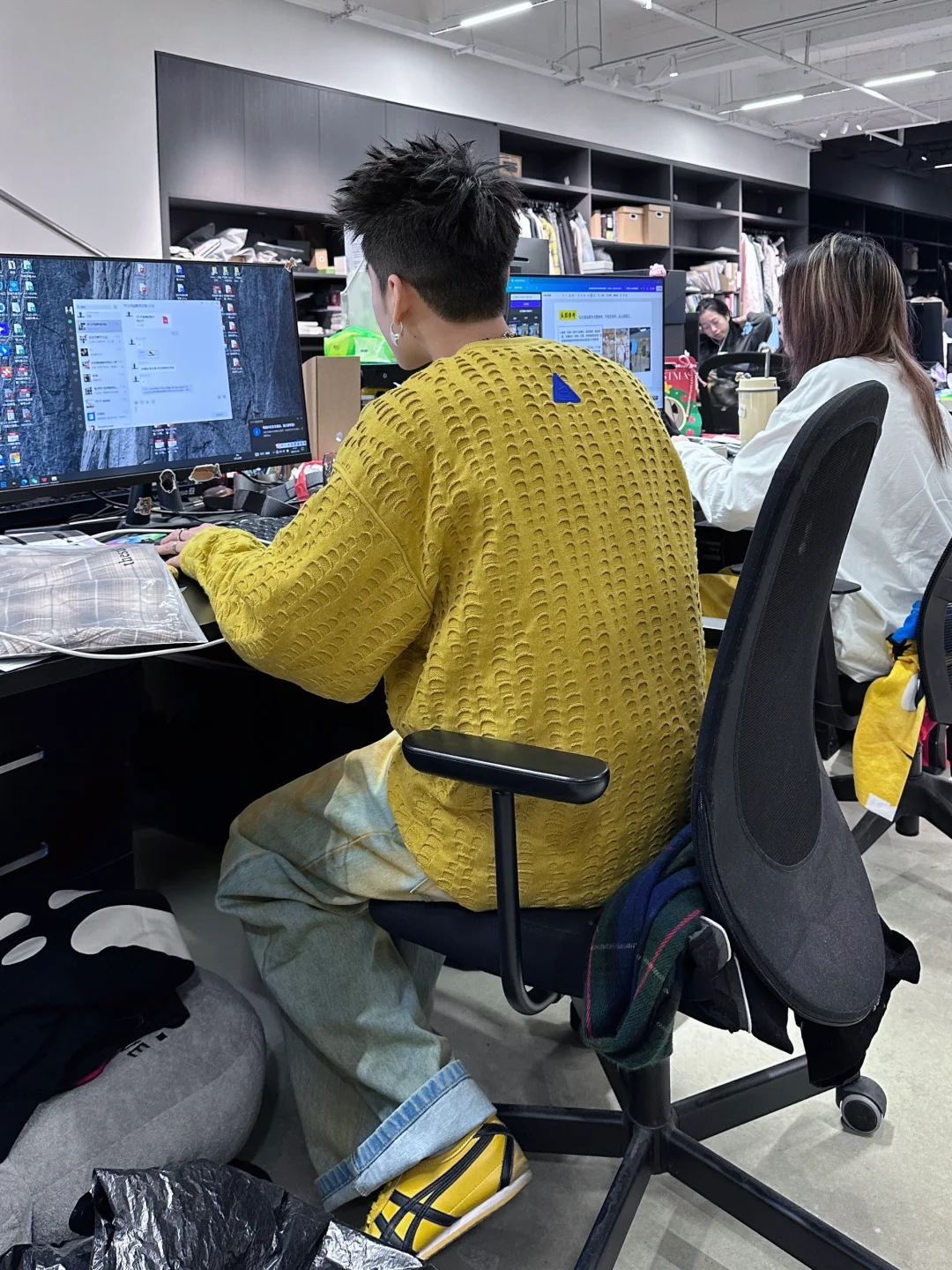 服装公司的视觉部是需要五颜六色才能进吗