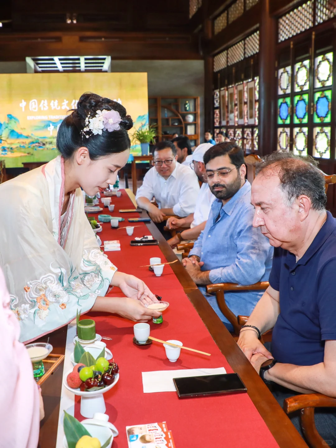 中东外宾，叹赏中国传统文化艺术！