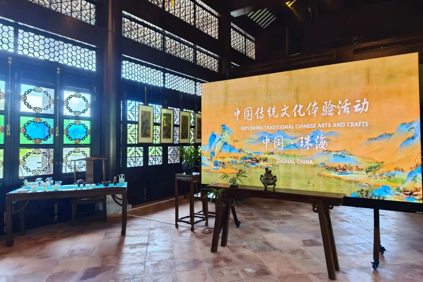 中东外宾，叹赏中国传统文化艺术！