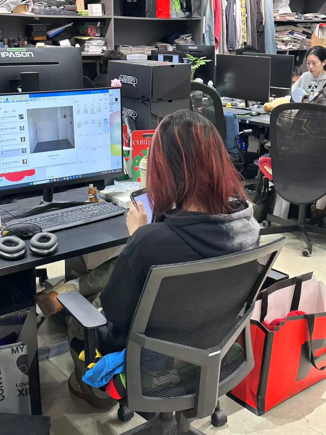 服装公司的视觉部是需要五颜六色才能进吗