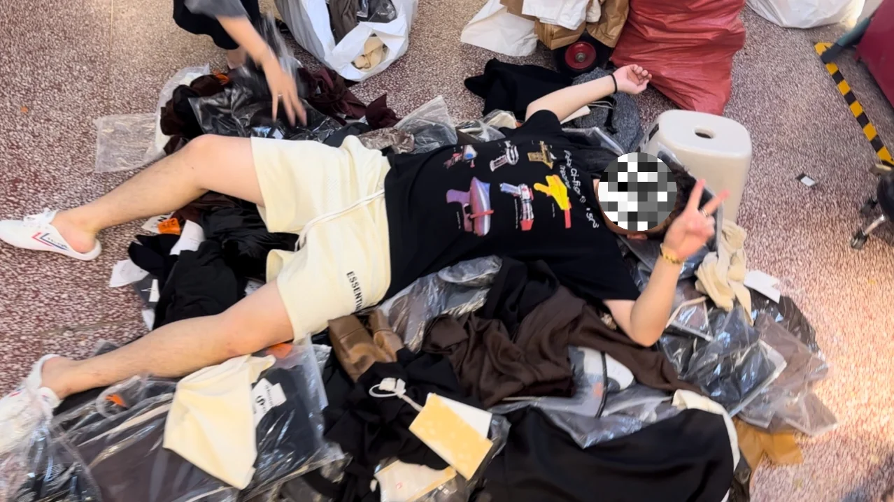 00后男生跨界创业女装批发店