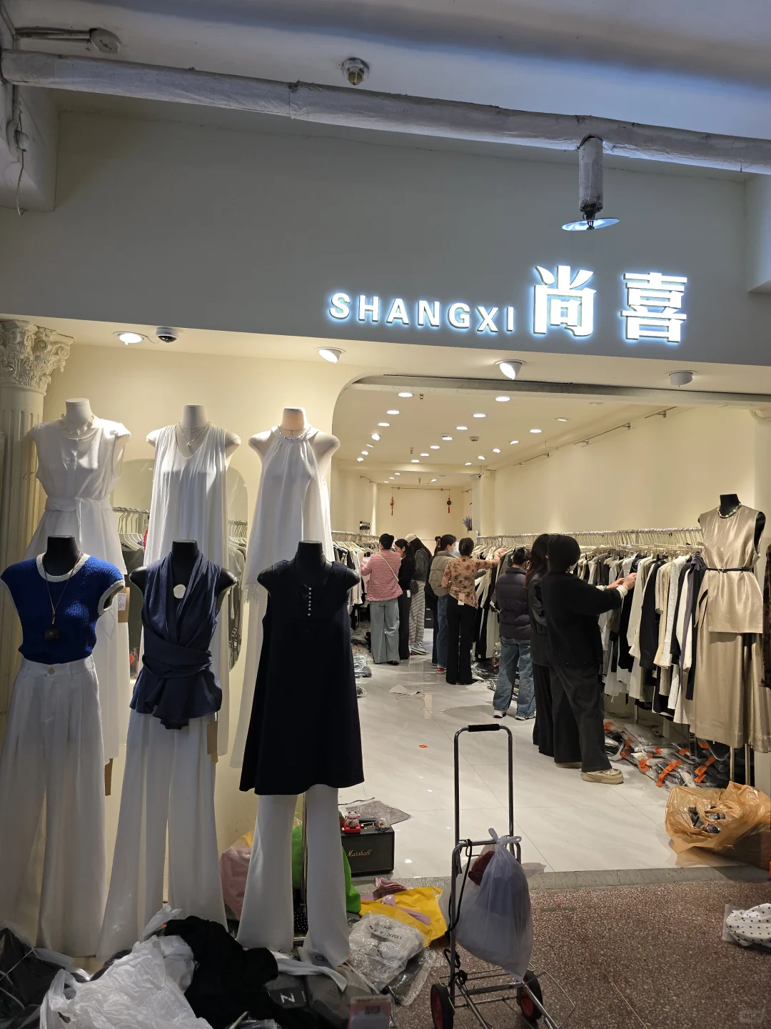 00后男生跨界创业女装批发店