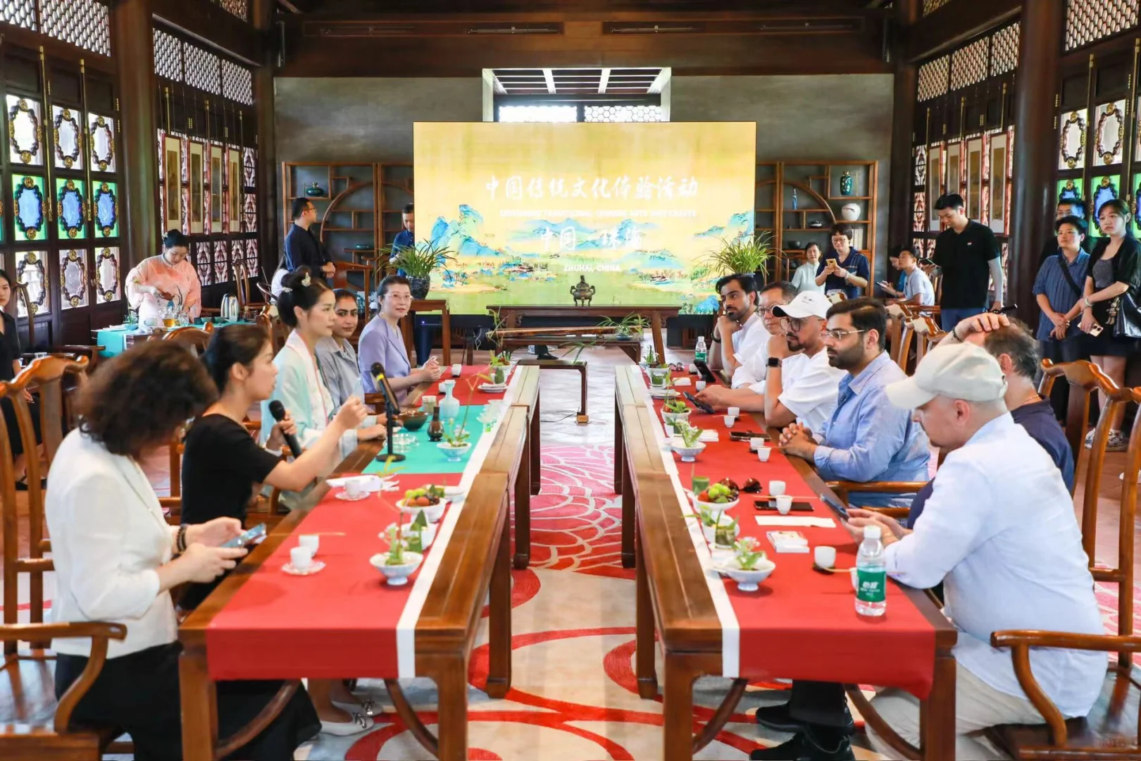 中东外宾，叹赏中国传统文化艺术！