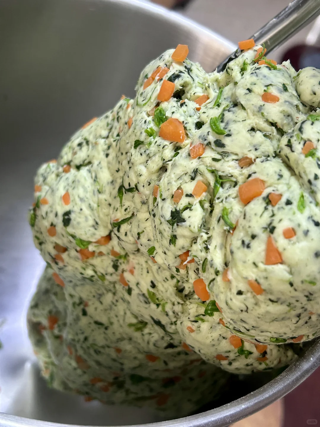 把蔬菜?揉进面皮里?