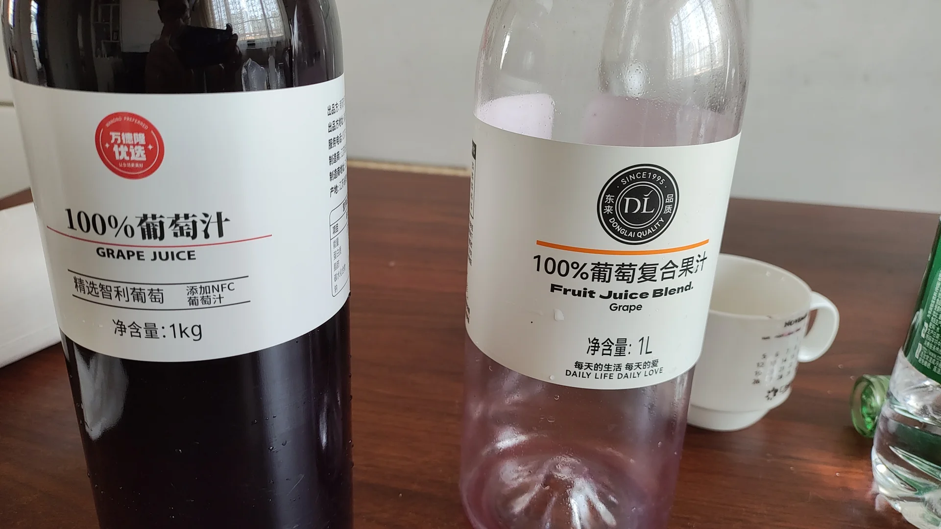 胖东来和万德隆的果汁对比