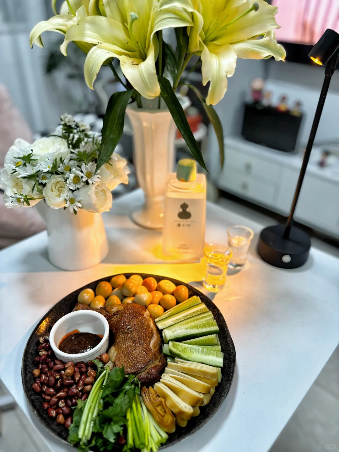 周四晚，此刻。