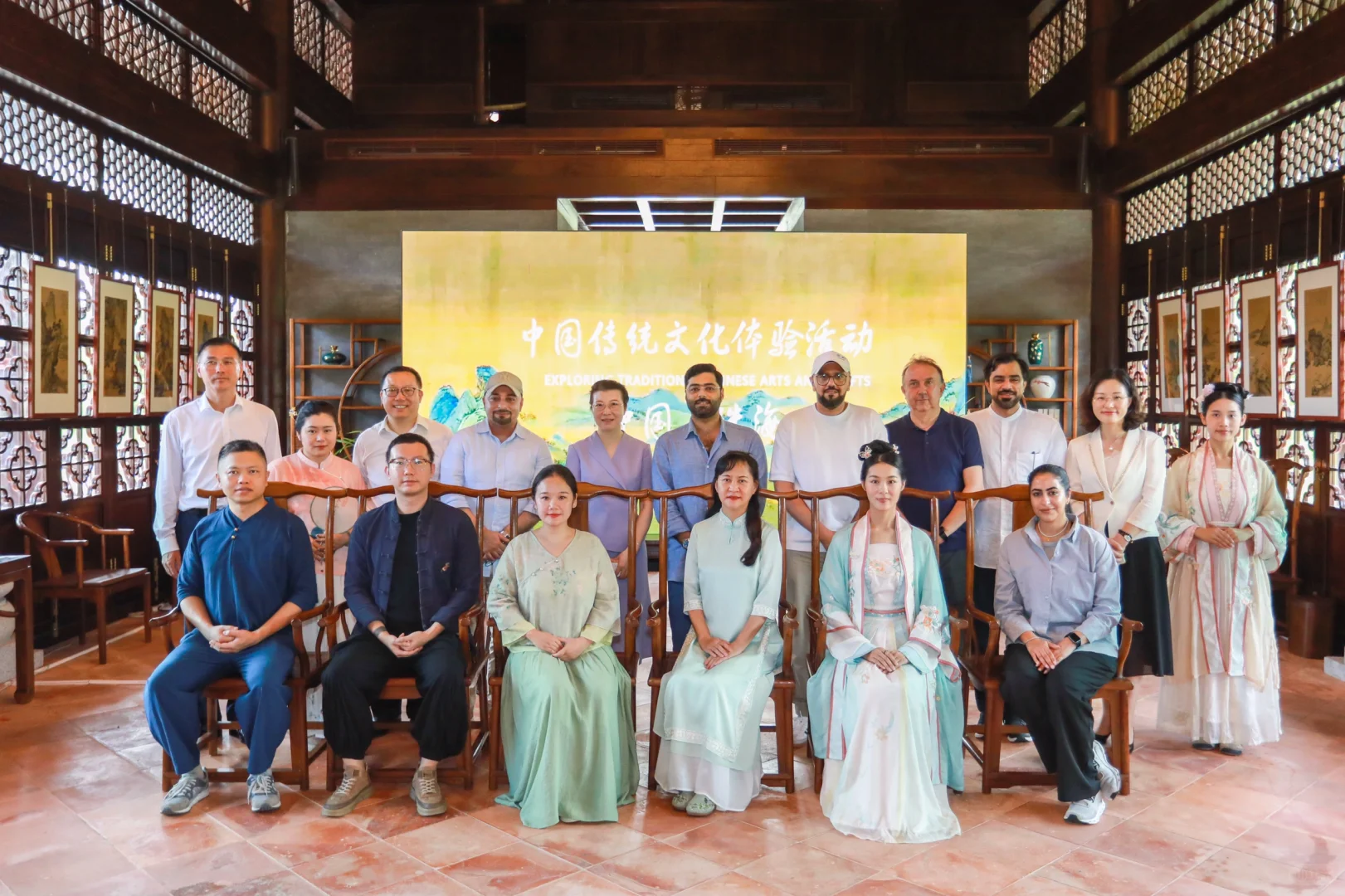 中东外宾，叹赏中国传统文化艺术！