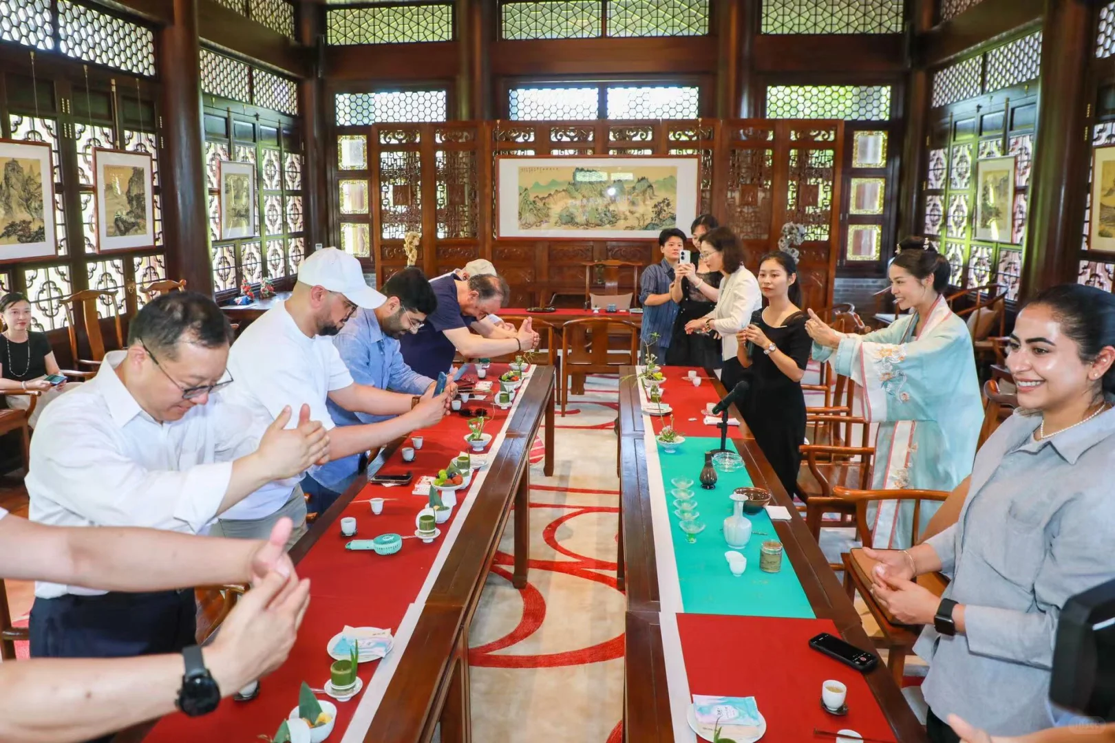 中东外宾，叹赏中国传统文化艺术！