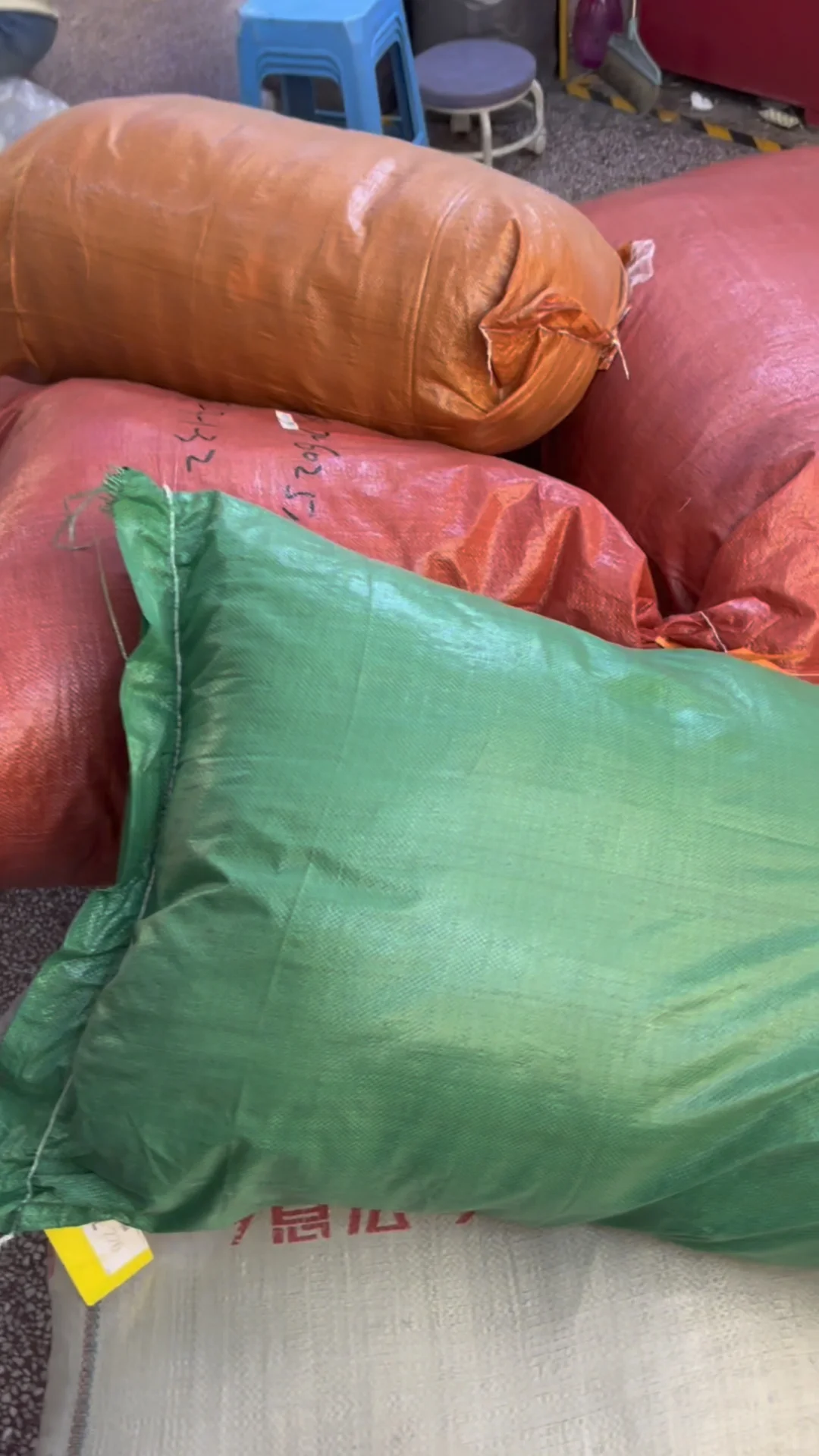 00后男生跨界创业女装批发店