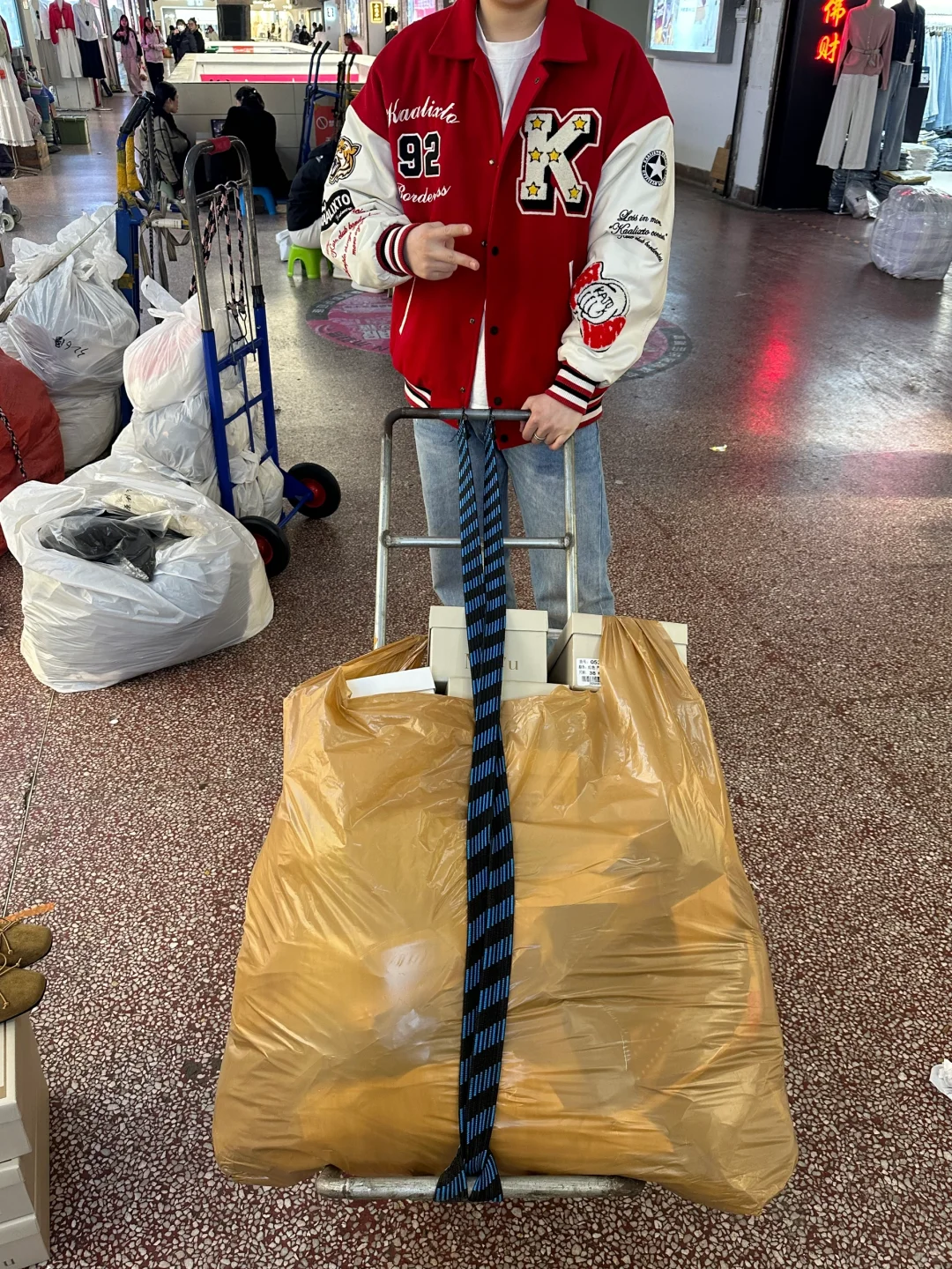 00后男生跨界创业女装批发店