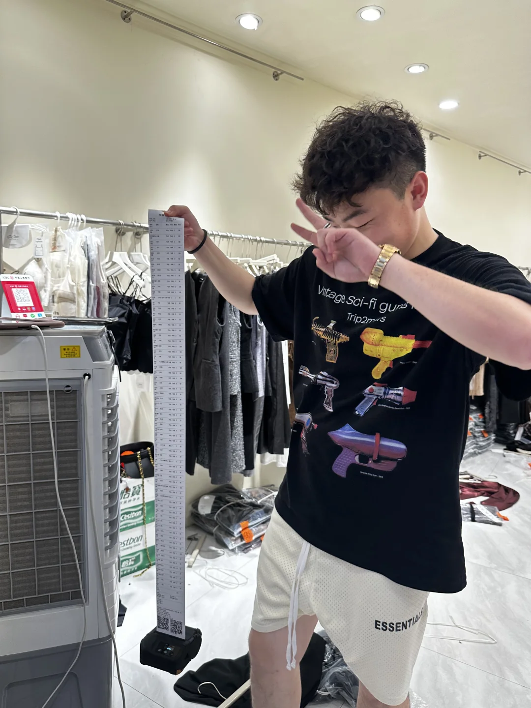 00后男生跨界创业女装批发店