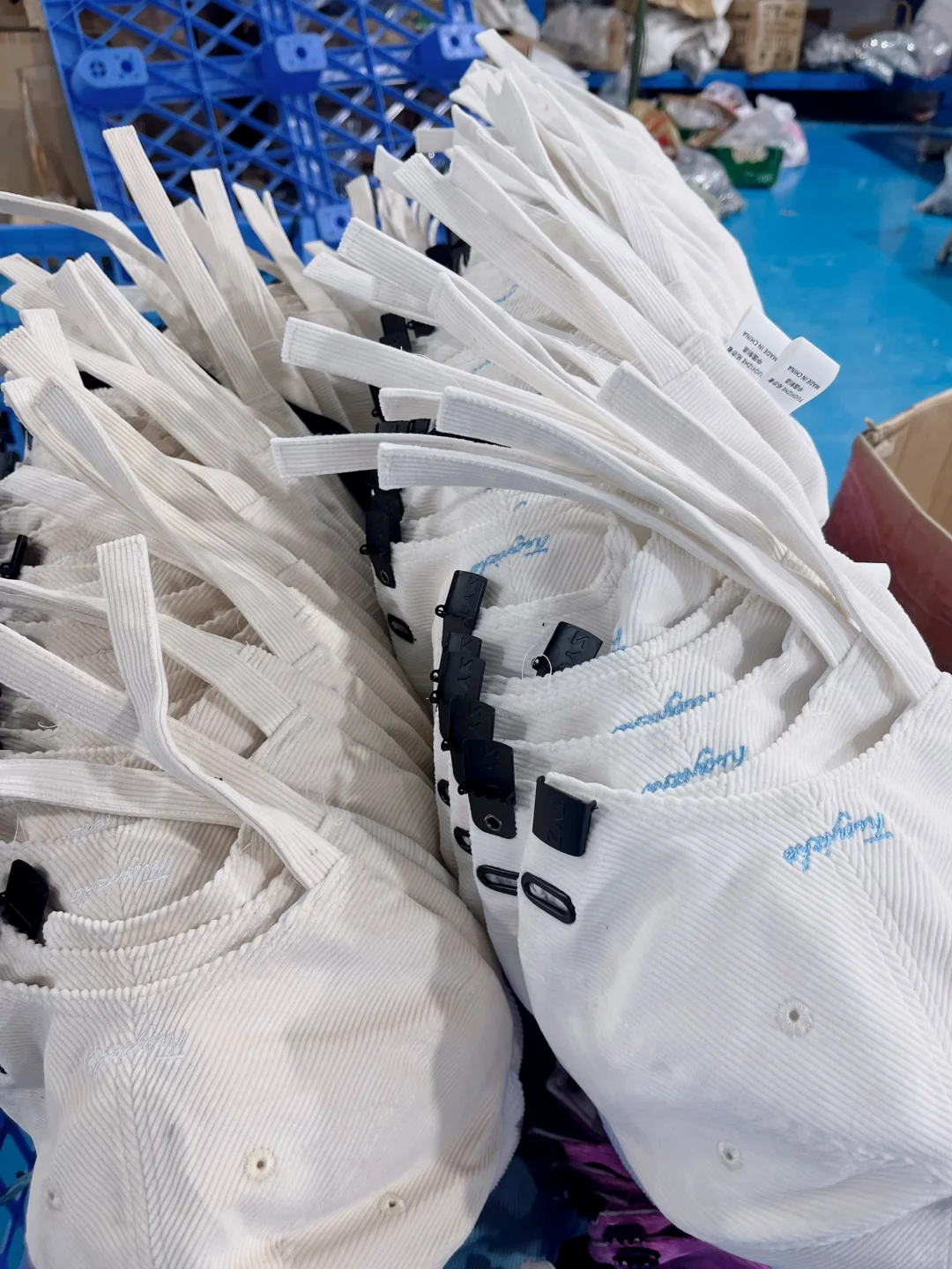 帽子工厂，来踩缝纫机吗？