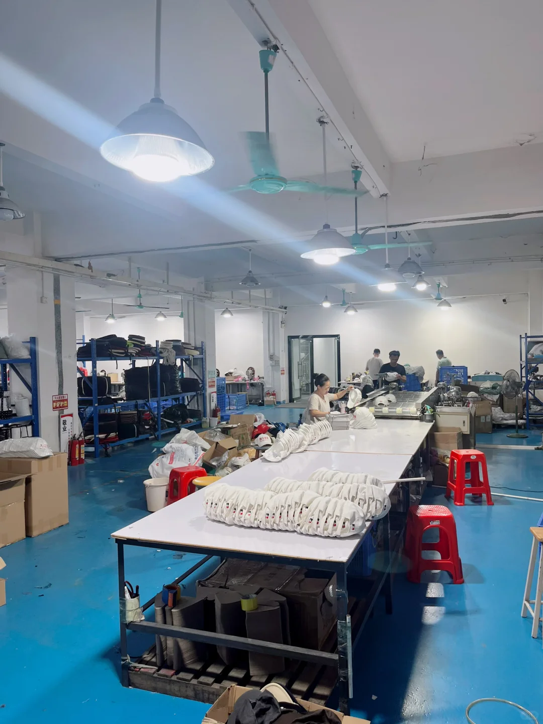 帽子工厂，来踩缝纫机吗？