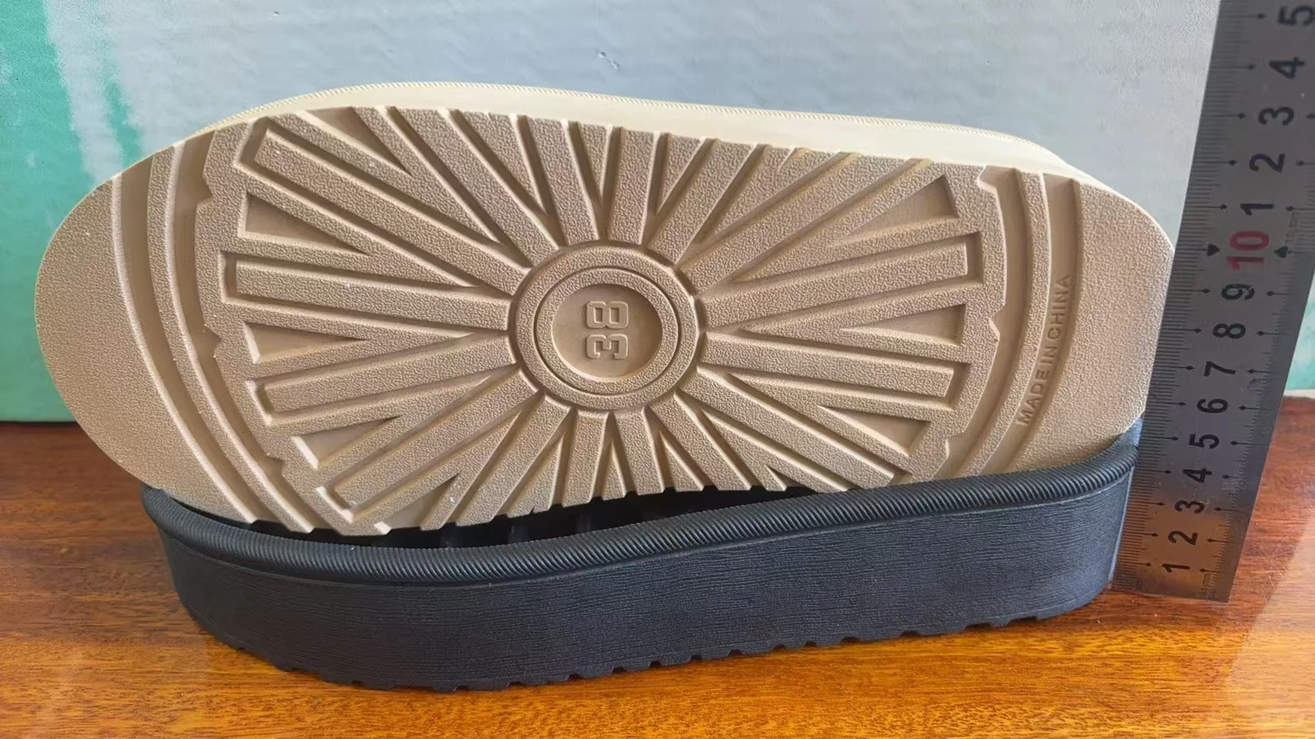 求能做这种鞋底的雪地靴工厂