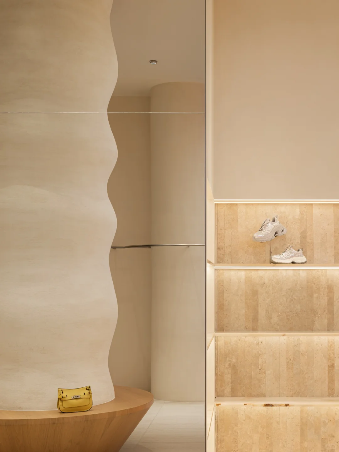 我们在南京德基落地作品：苏茵茵华南首店