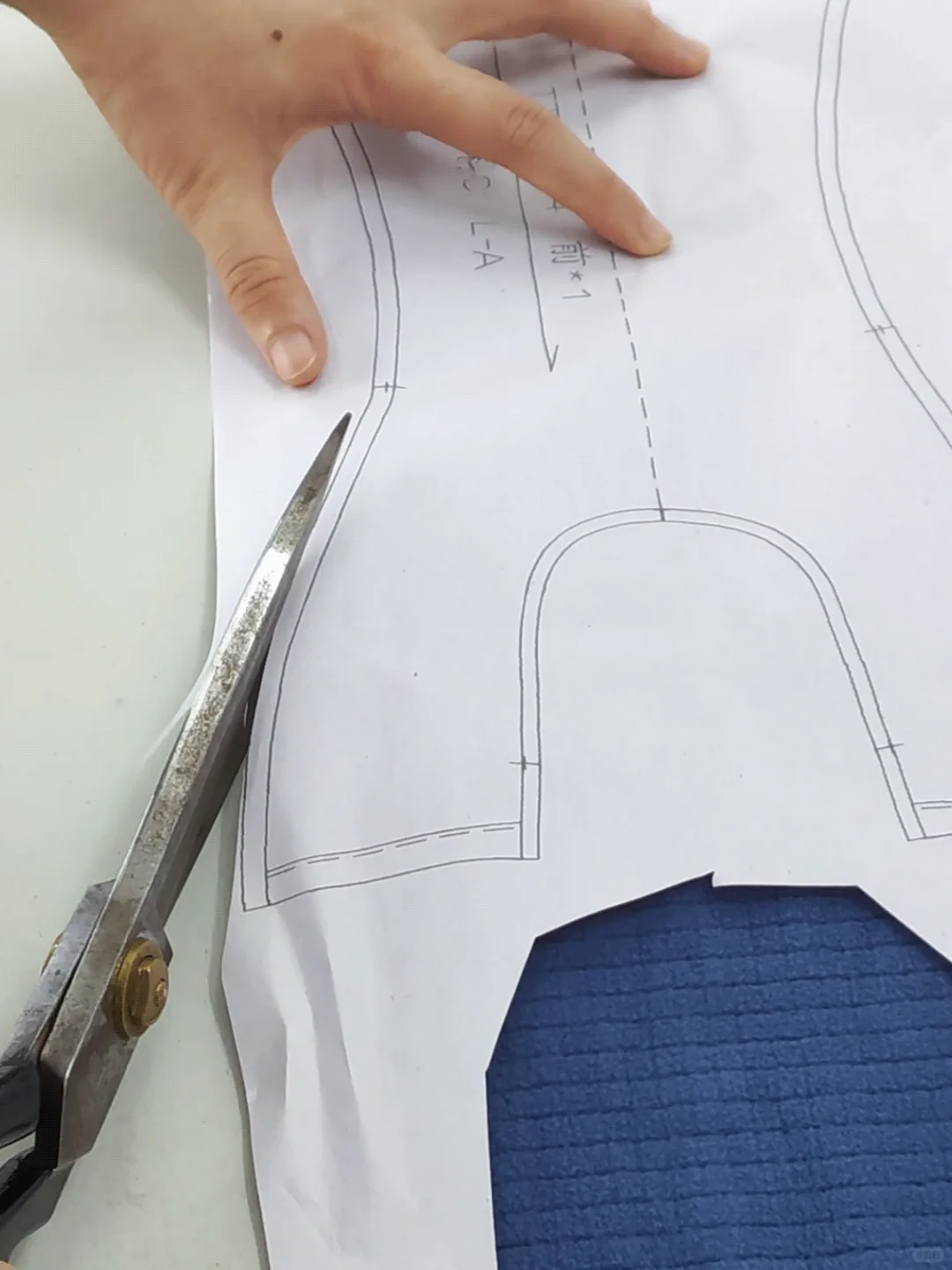 凌晨三点的打版室✂️｜设计师边哭边改稿