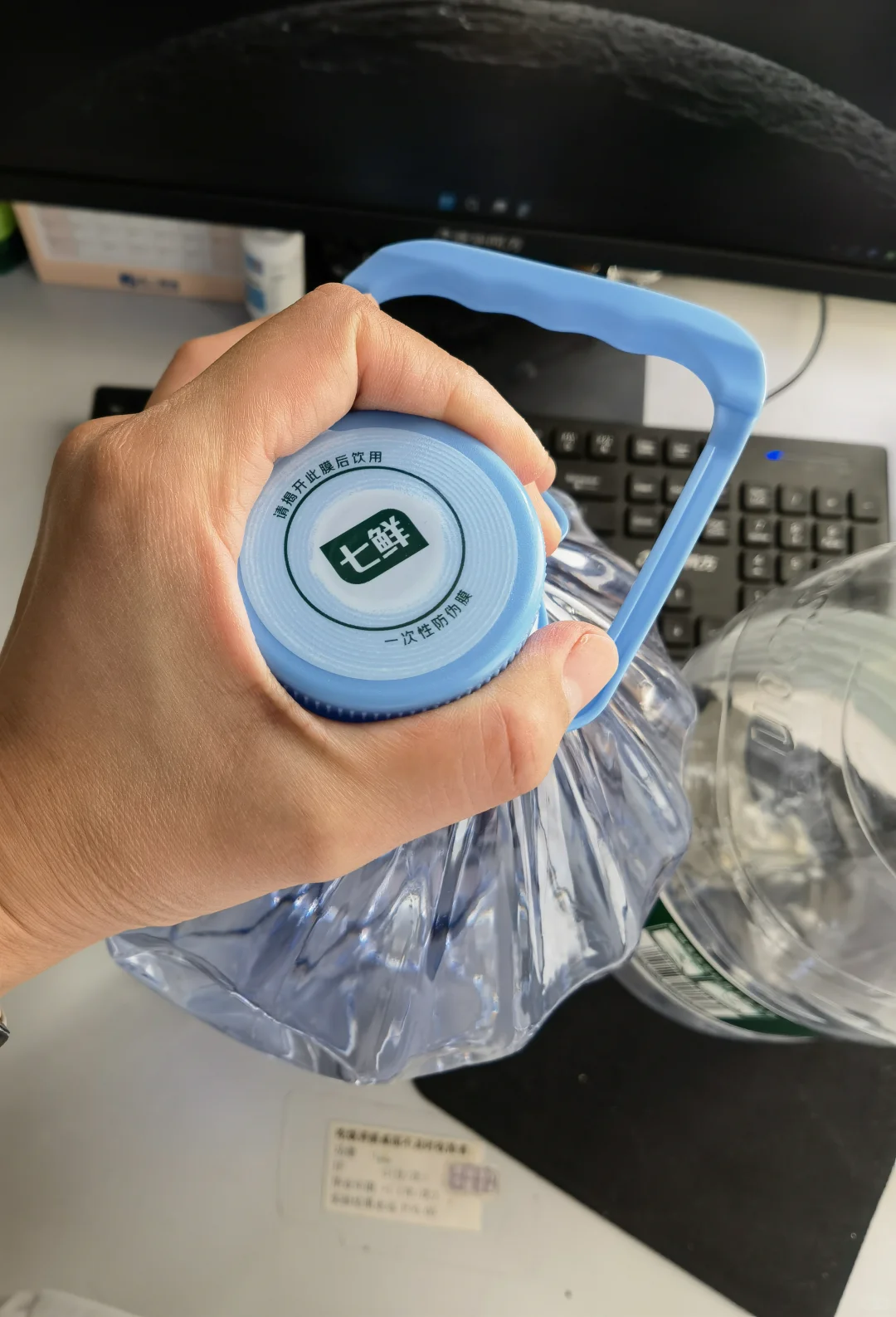 七鲜这个天然水 瓶盖大的逆天