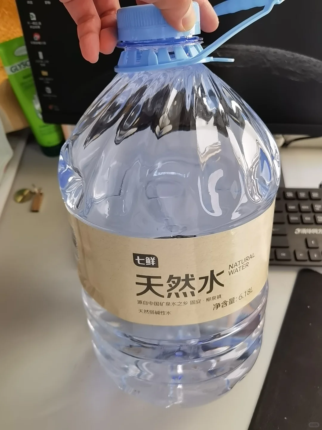 七鲜这个天然水 瓶盖大的逆天