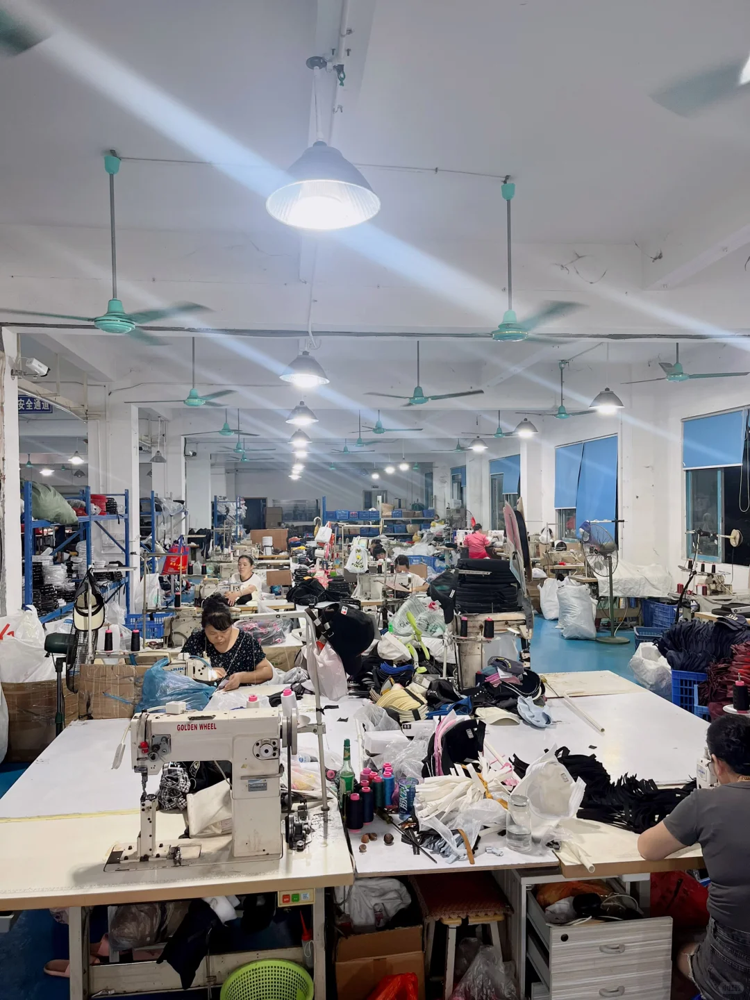 帽子工厂，来踩缝纫机吗？