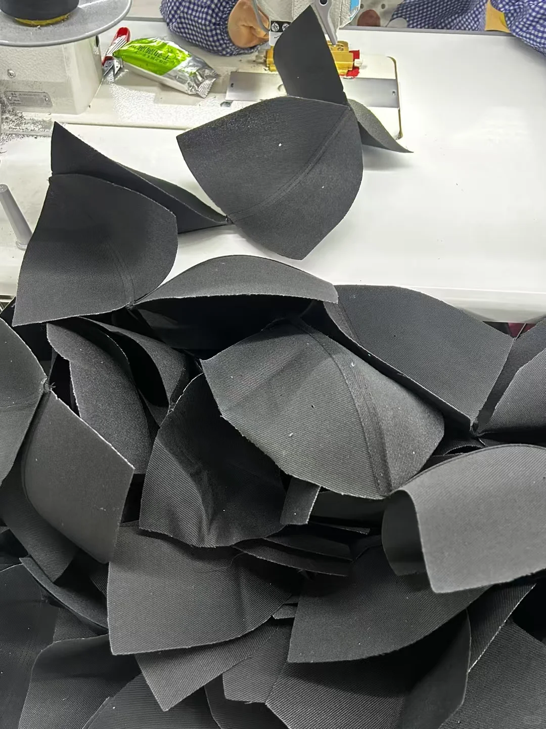 帽子工厂正常工作出货中