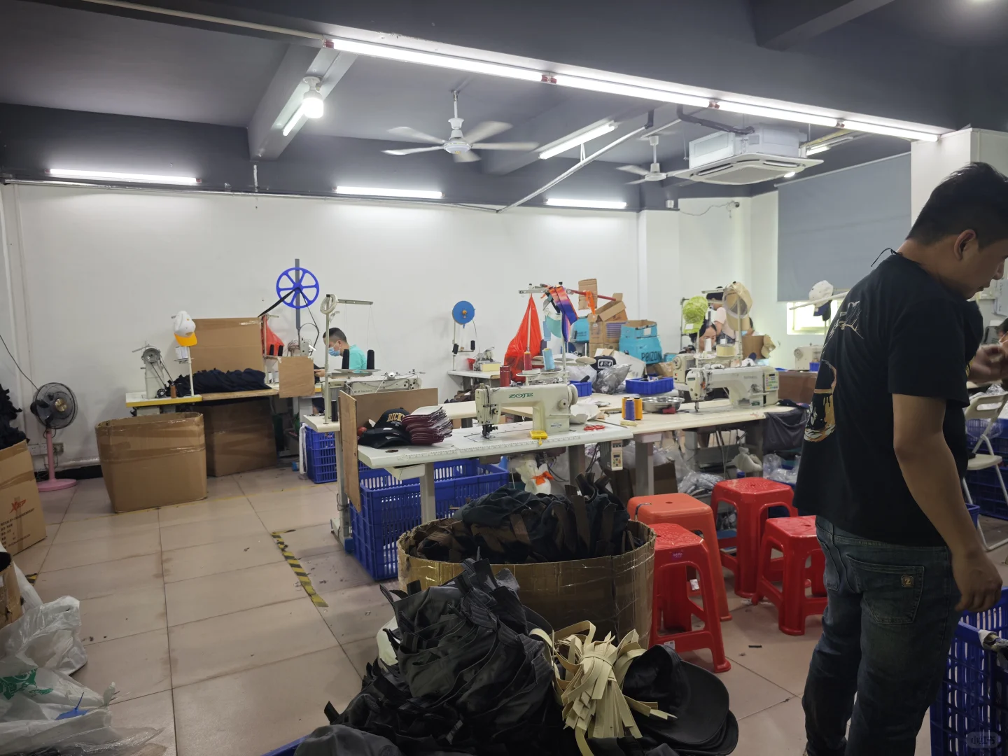 帽子主打“小单快反与灵活定制