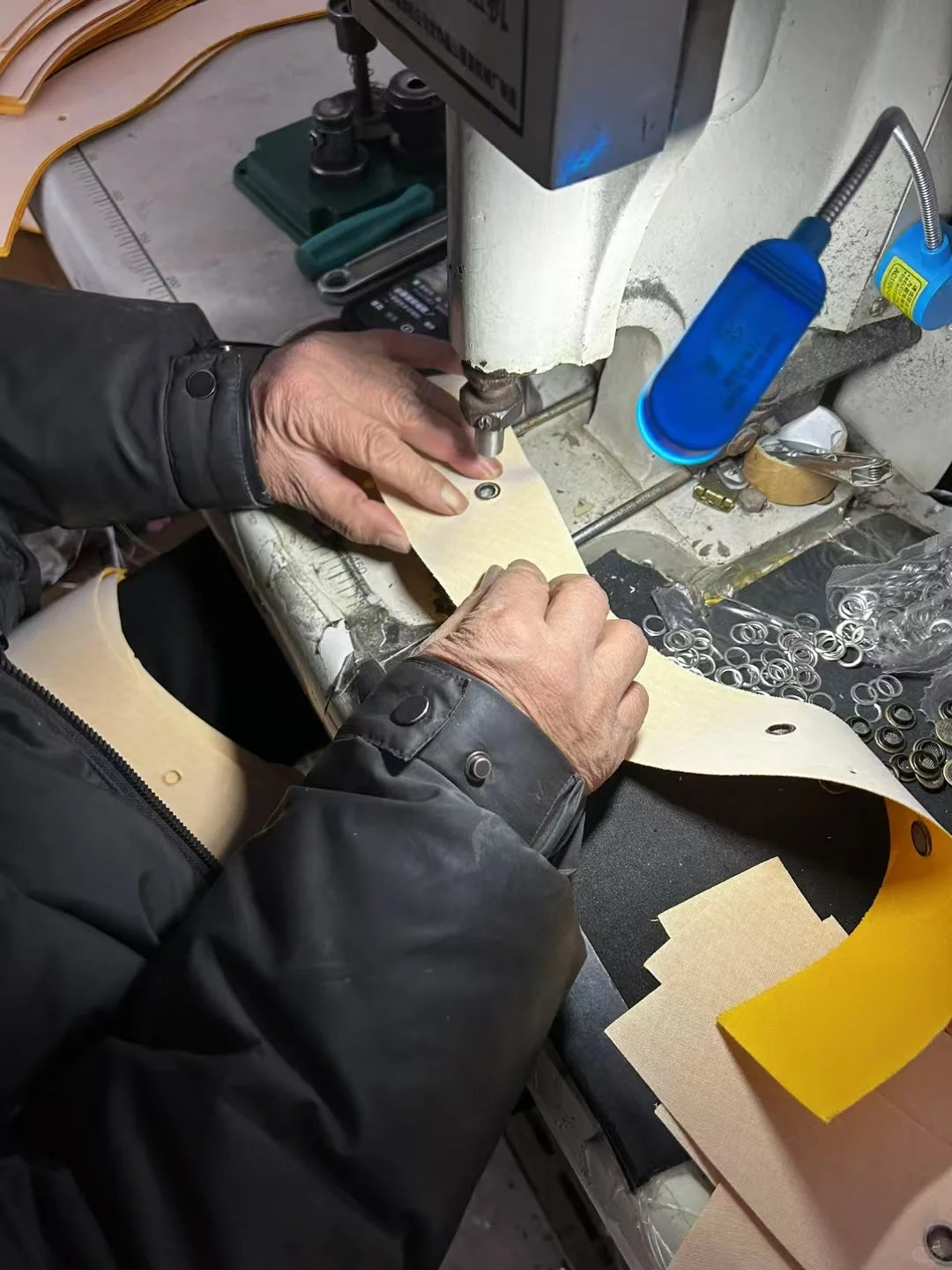 帽子工厂正常工作出货中