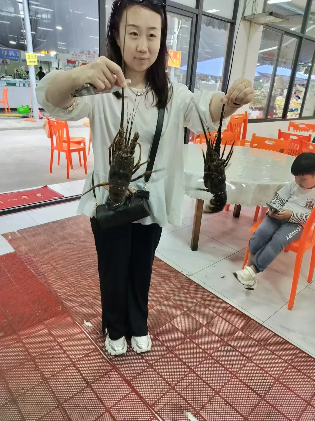 陵水新村码头！本地妹带买海鲜+加工，省一